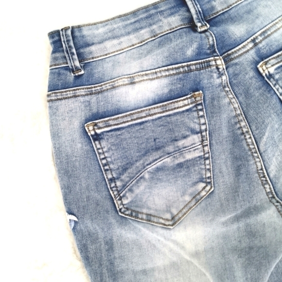 The Creasa Women's M Floral Embroidered Light Jean - Picture 10 of 16